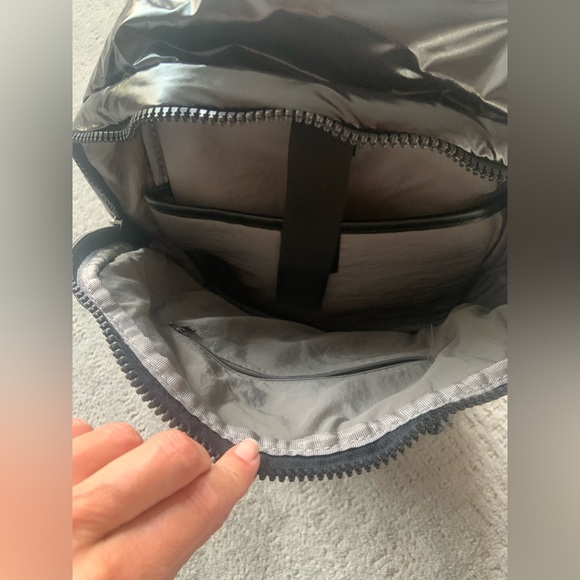 Black puffer Backpack - Picture 4 of 4